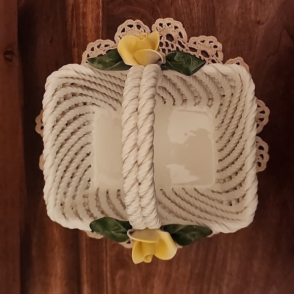 VINTAGE CAPODIMONTE BASKET WOVEN PORCELAIN w/ YELLOW FLOWERS Made in ITALY - Picture 7 of 13